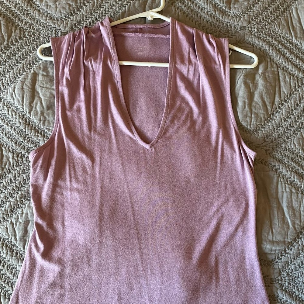 14th & Union sleeveless deep v-neck pinkish/lavendar Size M